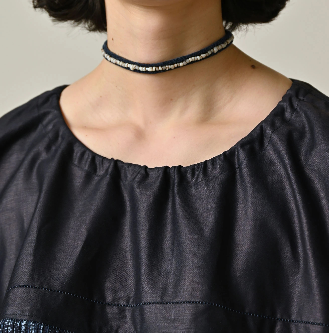 45R(フォーティファイブアール) |インディゴ抜染葵更紗プリントサテン×プリーツのブラウス