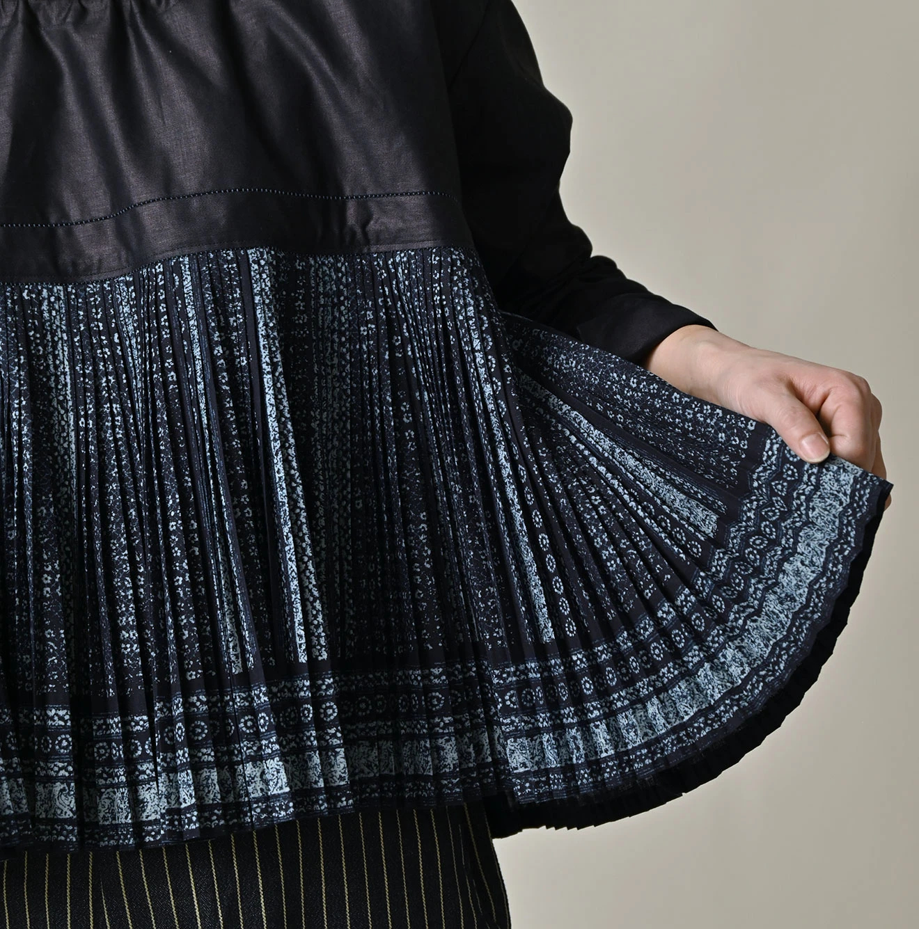 45R(フォーティファイブアール) |インディゴ抜染葵更紗プリントサテン×プリーツのブラウス