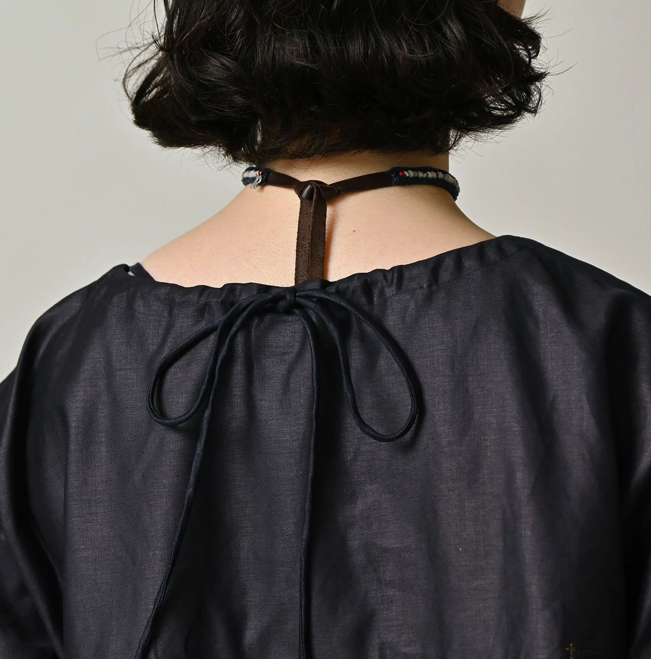 45R(フォーティファイブアール) |インディゴ抜染葵更紗プリントサテン×プリーツのブラウス