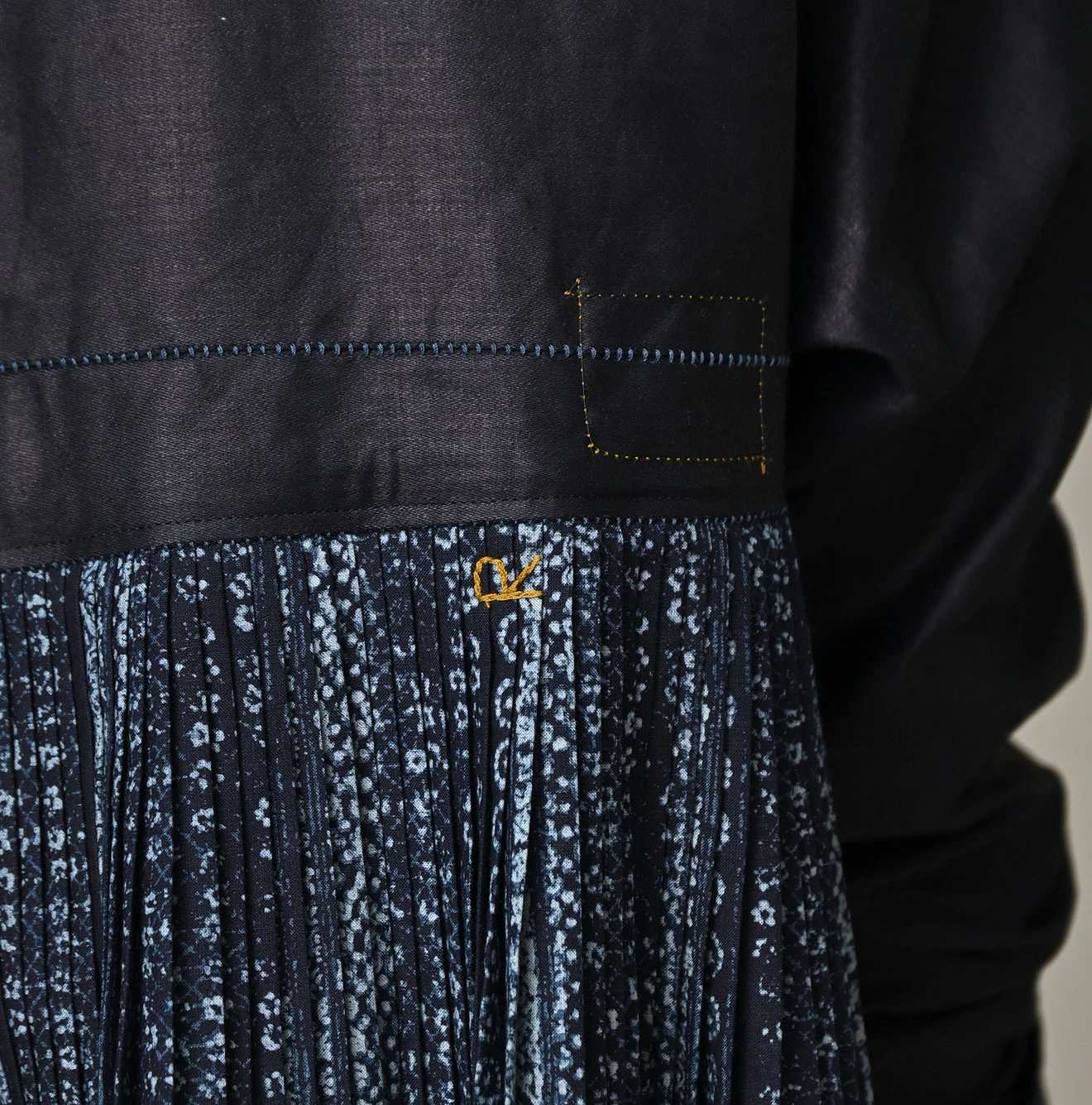 45R(フォーティファイブアール) |インディゴ抜染葵更紗プリントサテン×プリーツのブラウス