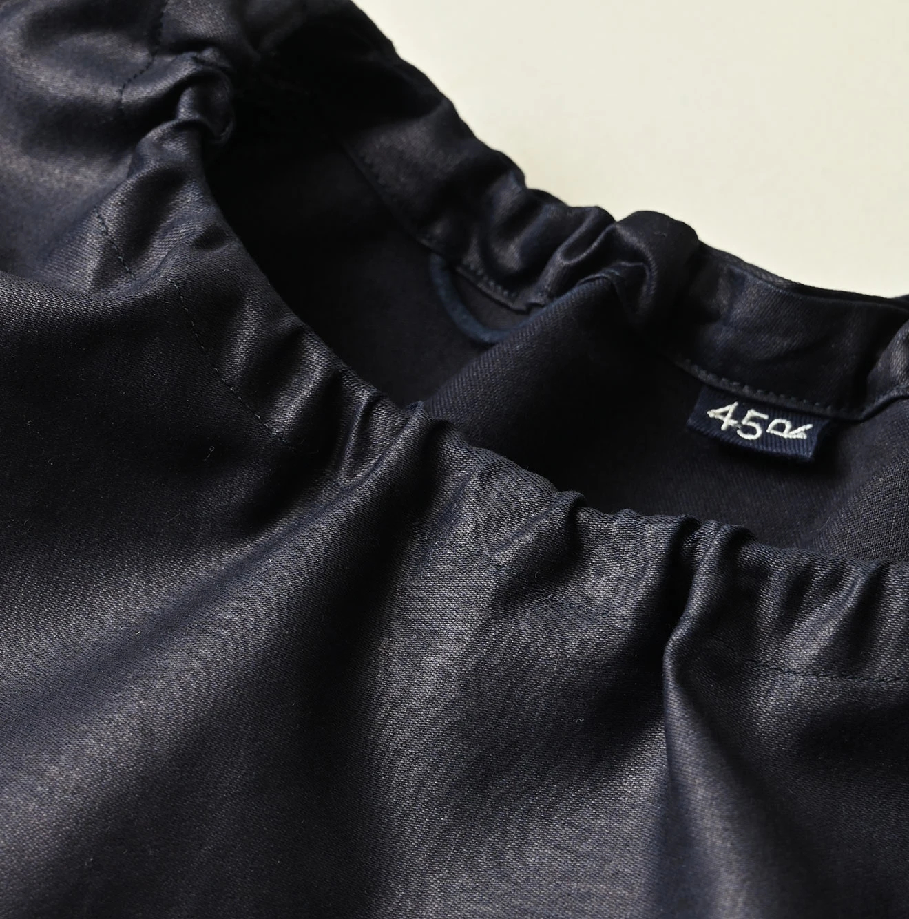 45R(フォーティファイブアール) |インディゴ抜染葵更紗プリントサテン×プリーツのブラウス