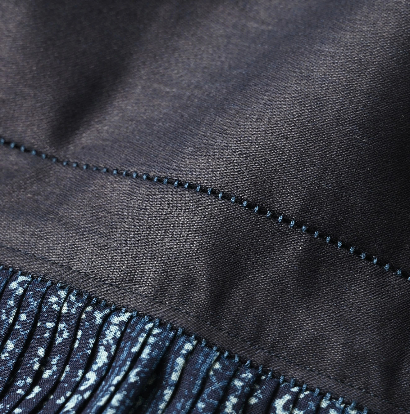 45R(フォーティファイブアール) |インディゴ抜染葵更紗プリントサテン×プリーツのブラウス