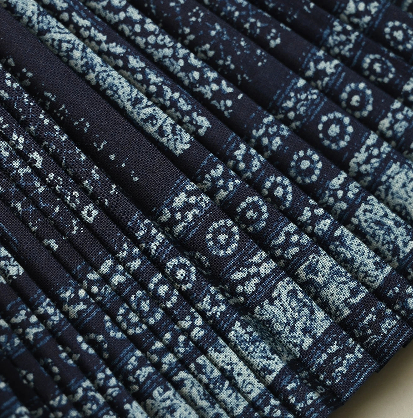 45R(フォーティファイブアール) |インディゴ抜染葵更紗プリントサテン×プリーツのブラウス