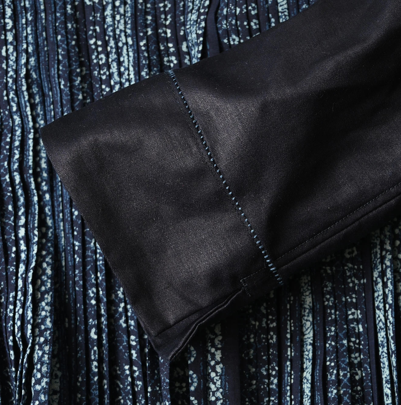 45R(フォーティファイブアール) |インディゴ抜染葵更紗プリントサテン×プリーツのブラウス