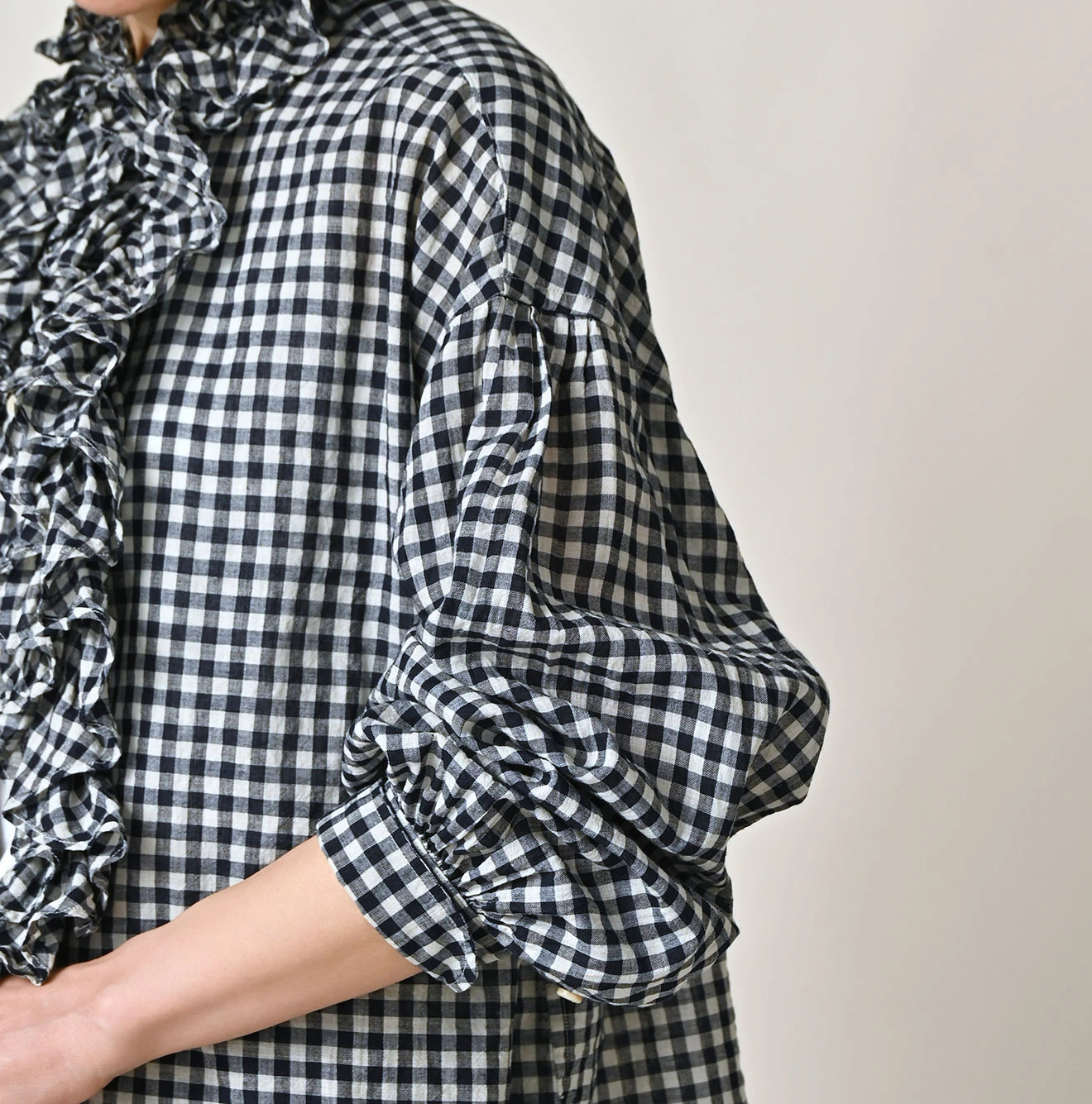 45R(フォーティファイブアール) |ガーゼギンガムのフリル長袖クッペシャツ（インディゴ）