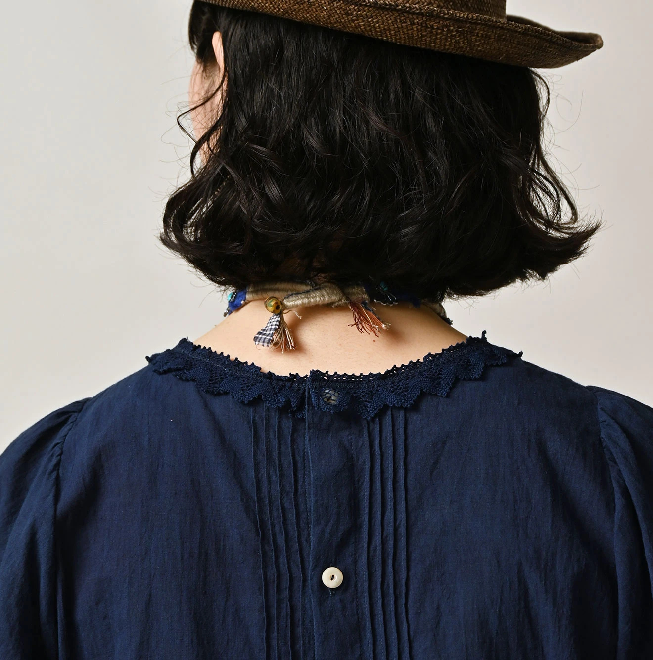 45R(フォーティファイブアール) |インドカディのピンタックレースブラウス（藍）