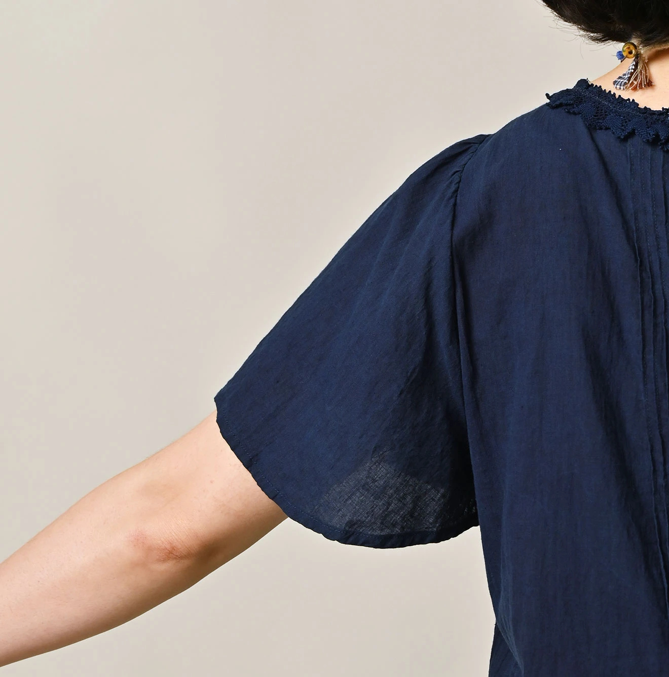 45R(フォーティファイブアール) |インドカディのピンタックレースブラウス（藍）