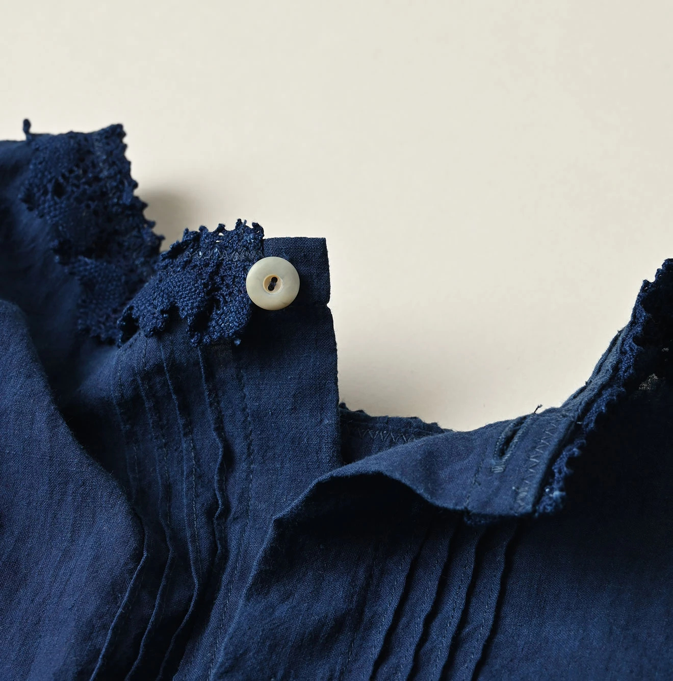 45R(フォーティファイブアール) |インドカディのピンタックレースブラウス（藍）