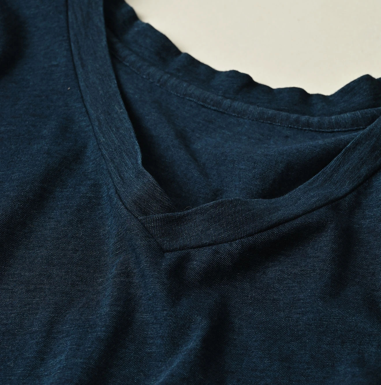 45R(フォーティファイブアール) |薄天竺のVネックチビTシャツ（インディゴ）