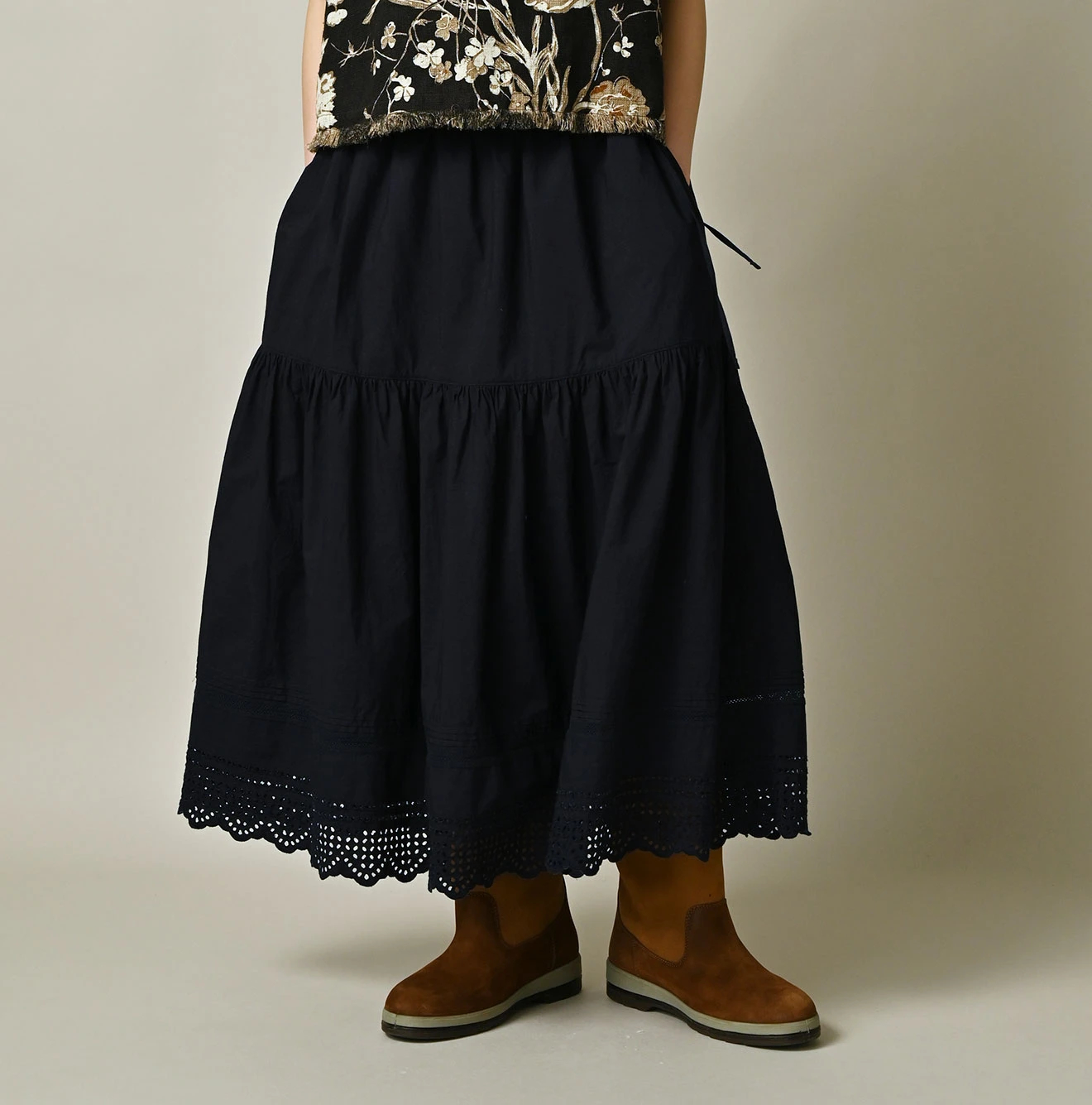 45R(フォーティファイブアール) |バチストカットワークのスカート（インディゴ）