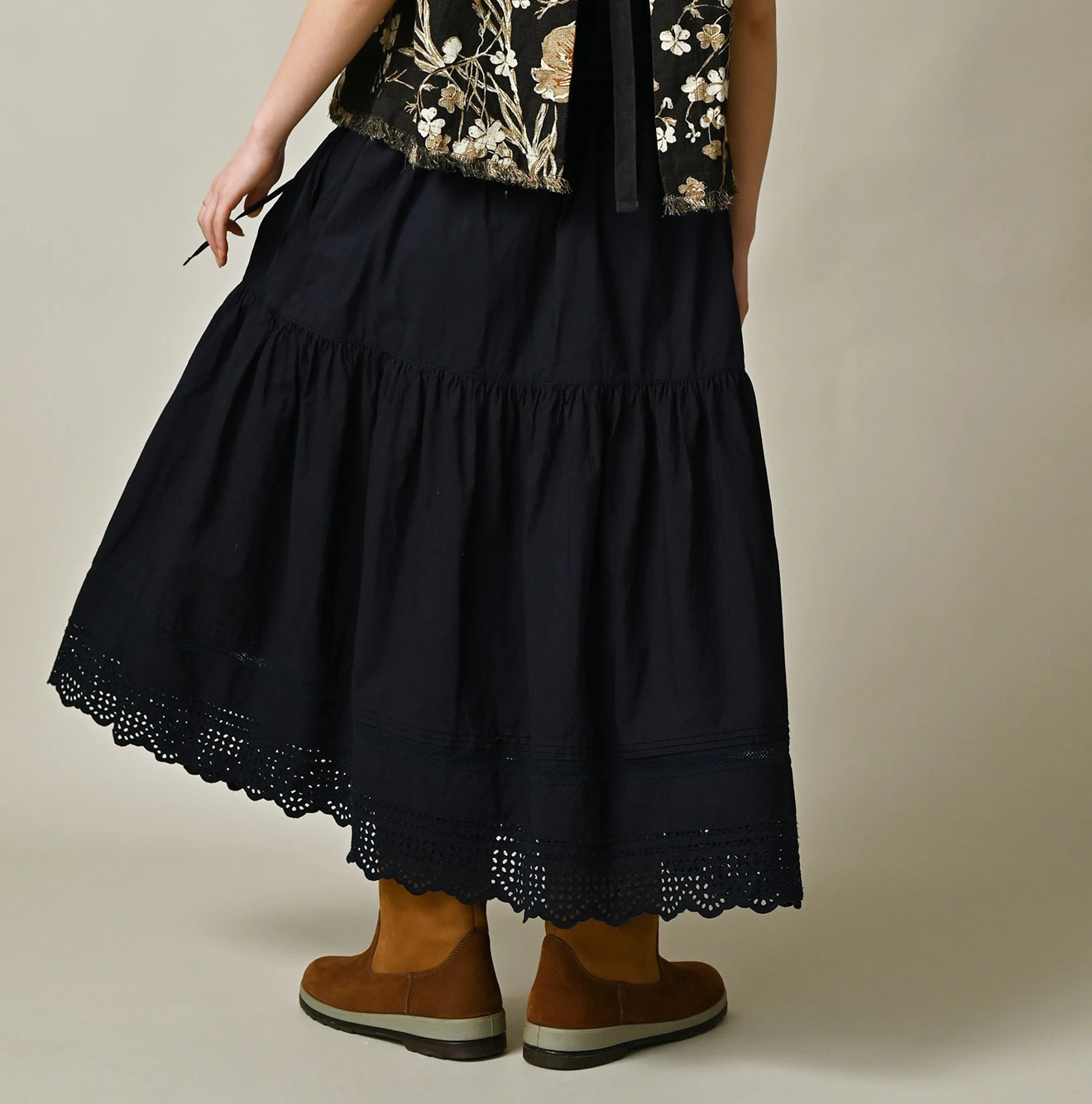 45R(フォーティファイブアール) |バチストカットワークのスカート（インディゴ）