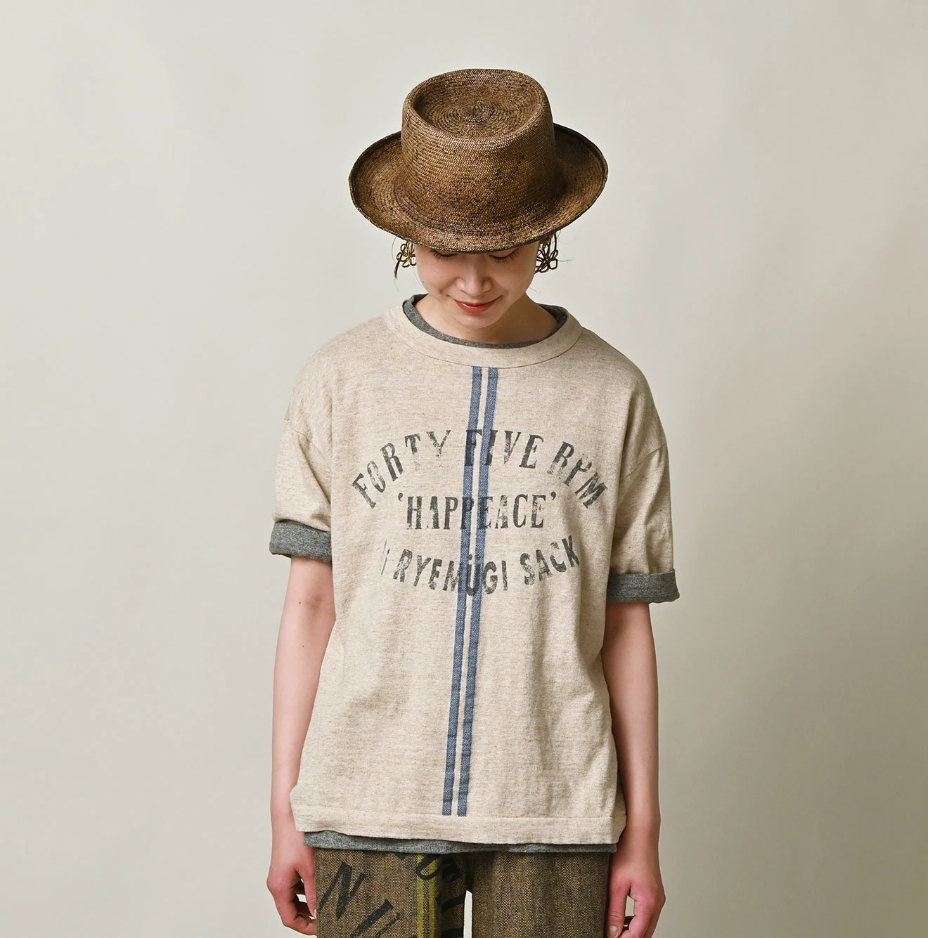 45R(フォーティファイブアール) |ニットソーサックロゴプリントの908Tシャツ