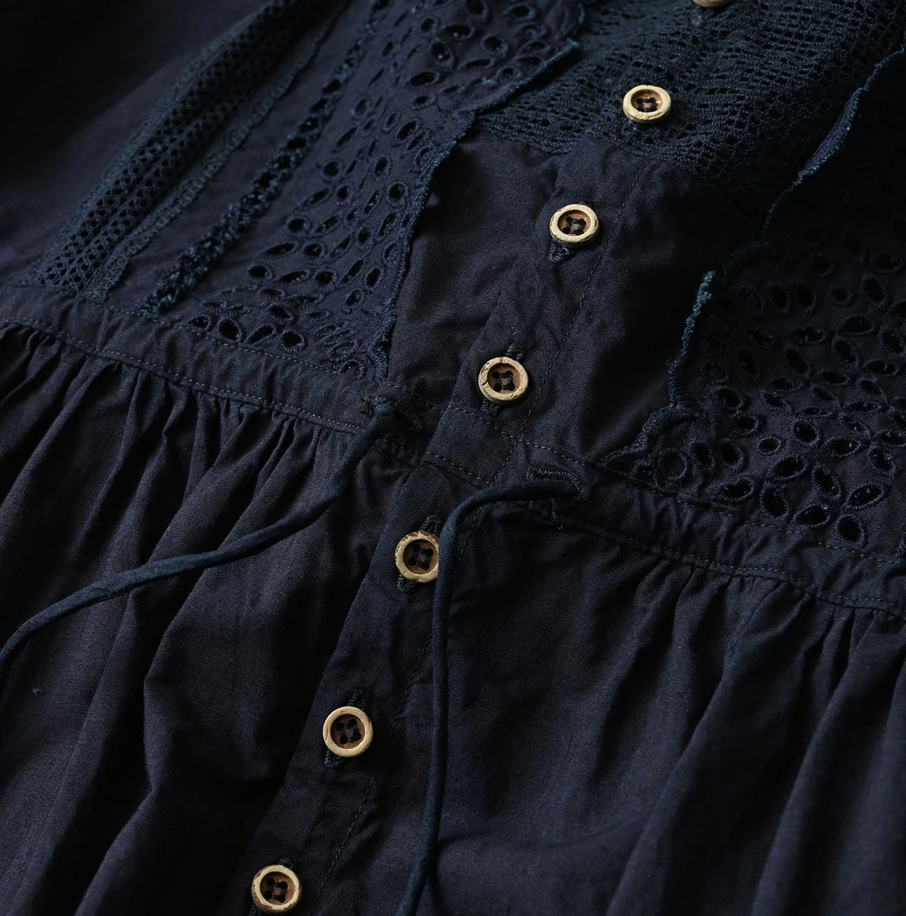 45R(フォーティファイブアール) |バチストカットワークのドレス（インディゴ）