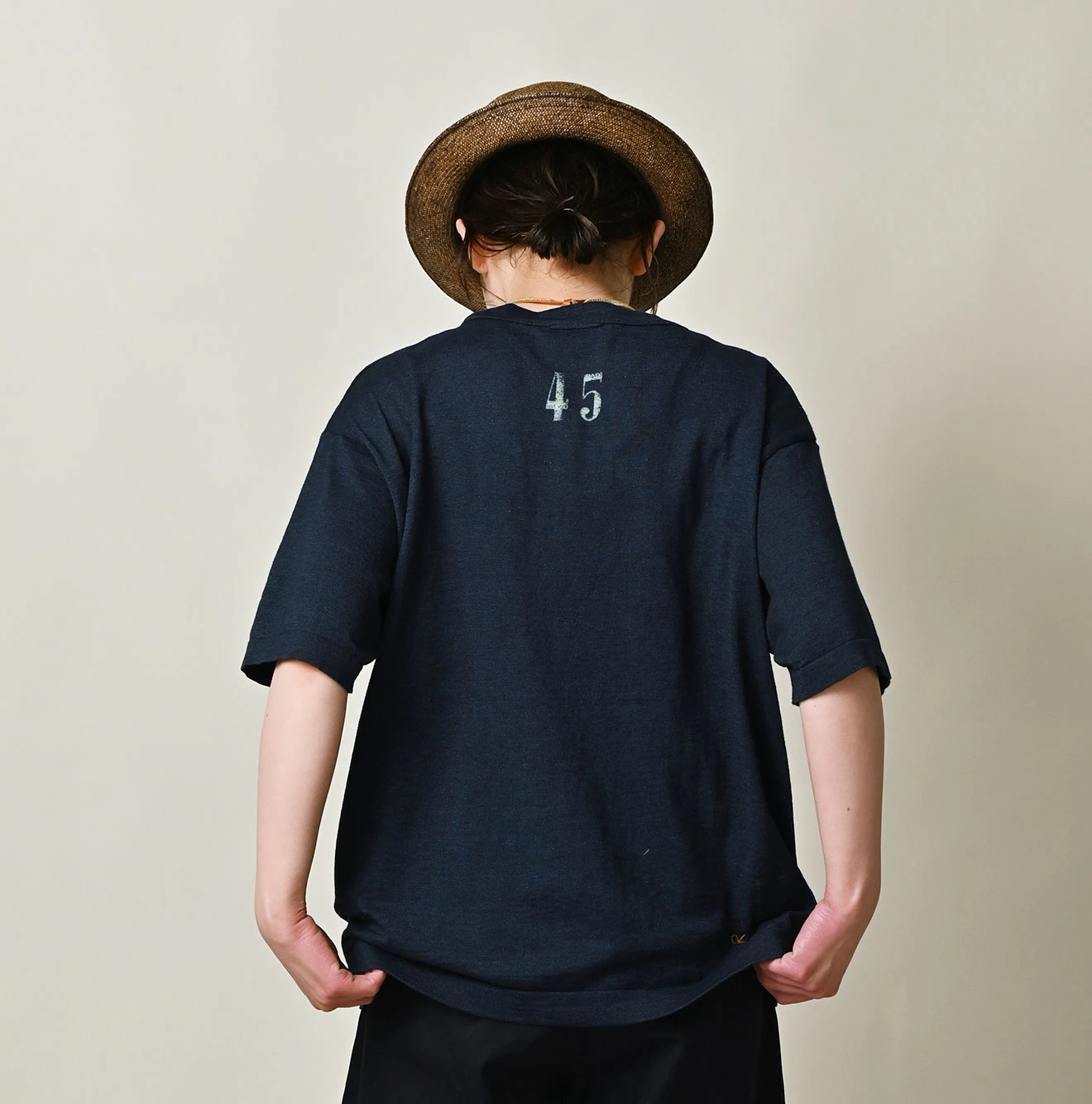 45R(フォーティファイブアール) |サックロゴプリントニットソーの908Tシャツ（インディゴ）