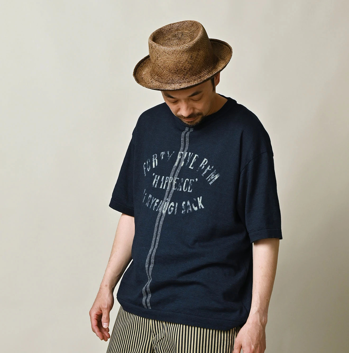 45R(フォーティファイブアール) |サックロゴプリントニットソーの908Tシャツ（インディゴ）