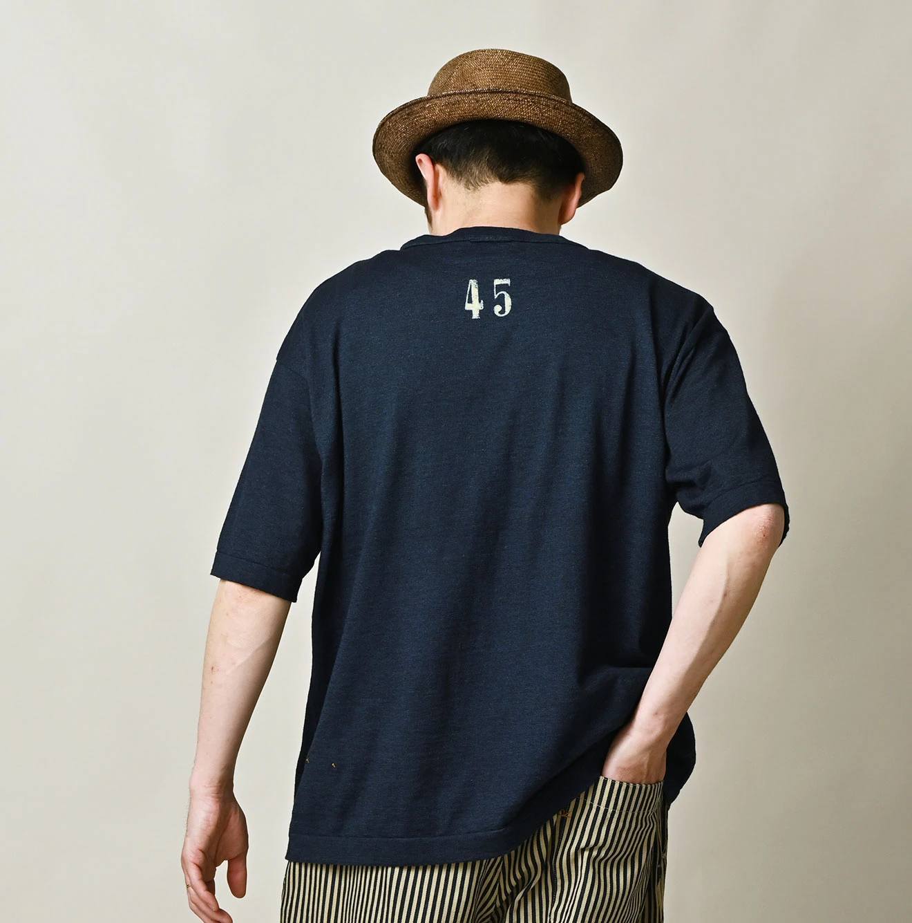 45R(フォーティファイブアール) |サックロゴプリントニットソーの908Tシャツ（インディゴ）