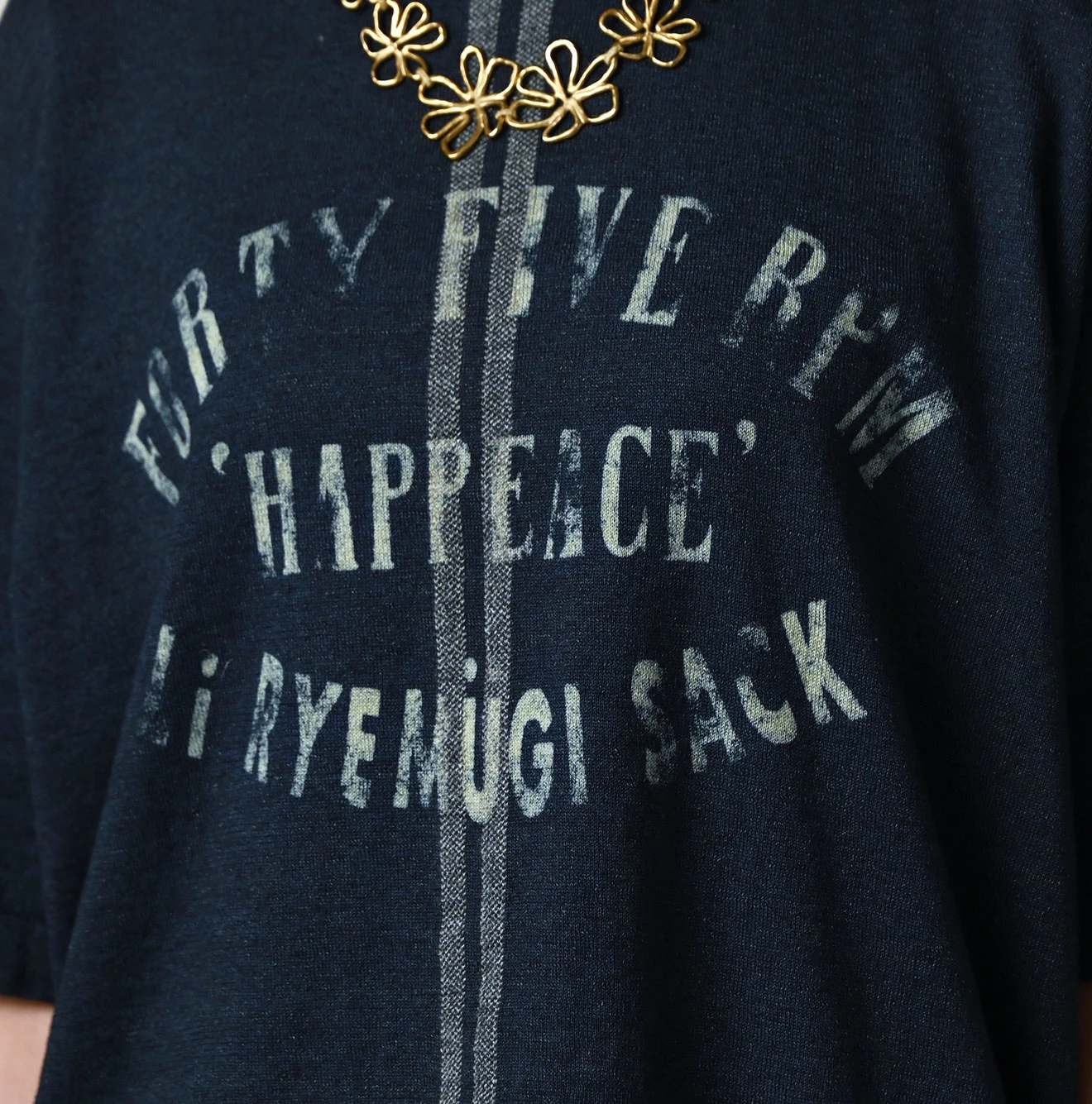 45R(フォーティファイブアール) |サックロゴプリントニットソーの908Tシャツ（インディゴ）