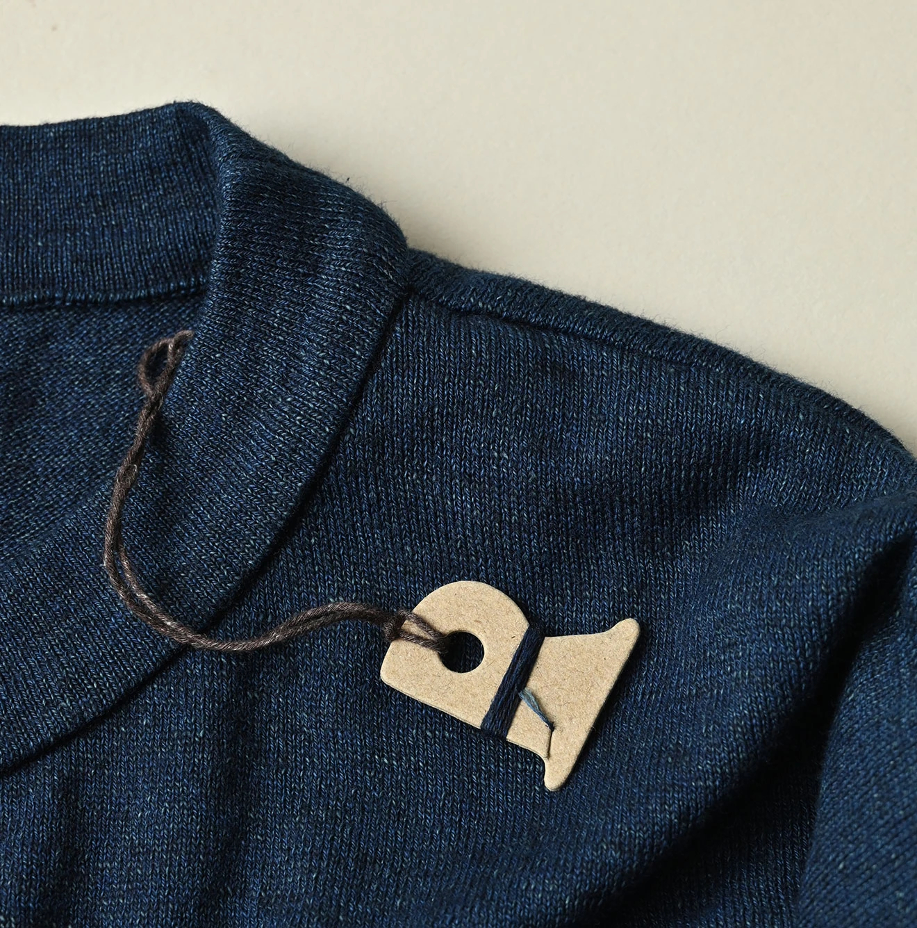 45R(フォーティファイブアール) |サックロゴプリントニットソーの908Tシャツ（インディゴ）