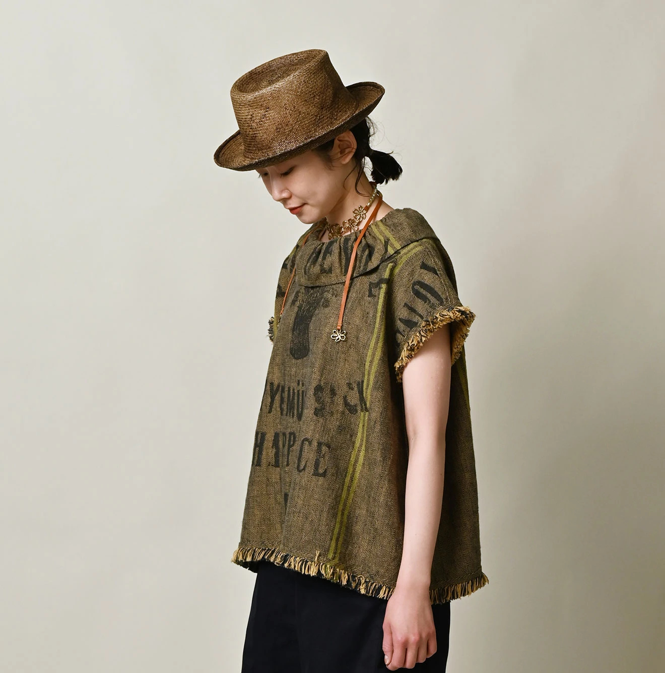 45R(フォーティファイブアール) |インドリネンサックのフリンジノースリーブトップ（藍）