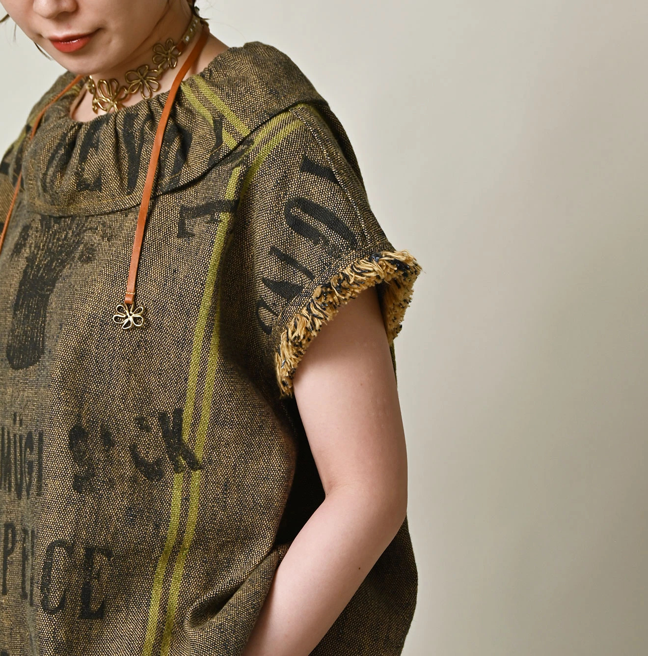 45R(フォーティファイブアール) |インドリネンサックのフリンジノースリーブトップ（藍）