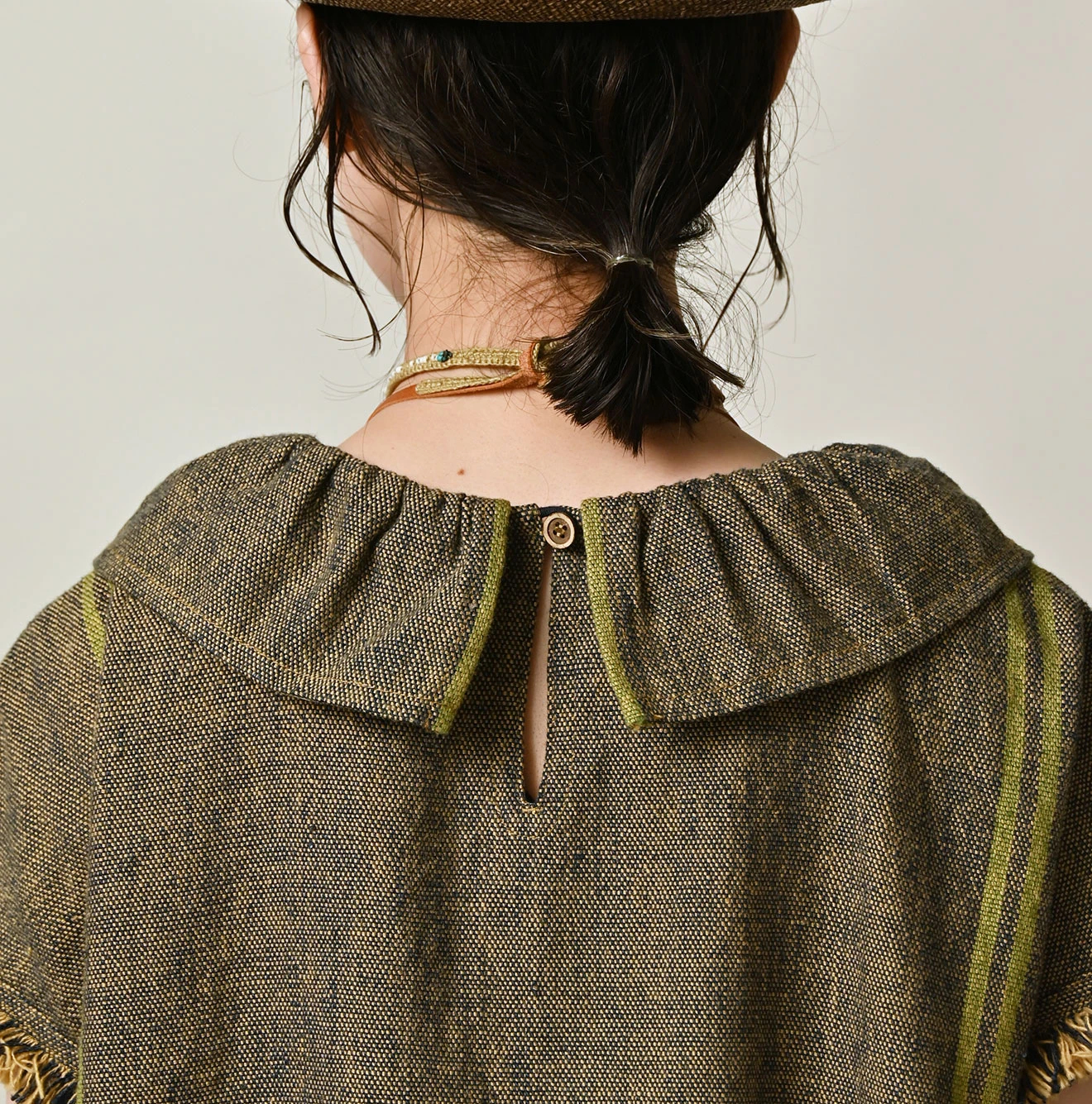 45R(フォーティファイブアール) |インドリネンサックのフリンジノースリーブトップ（藍）