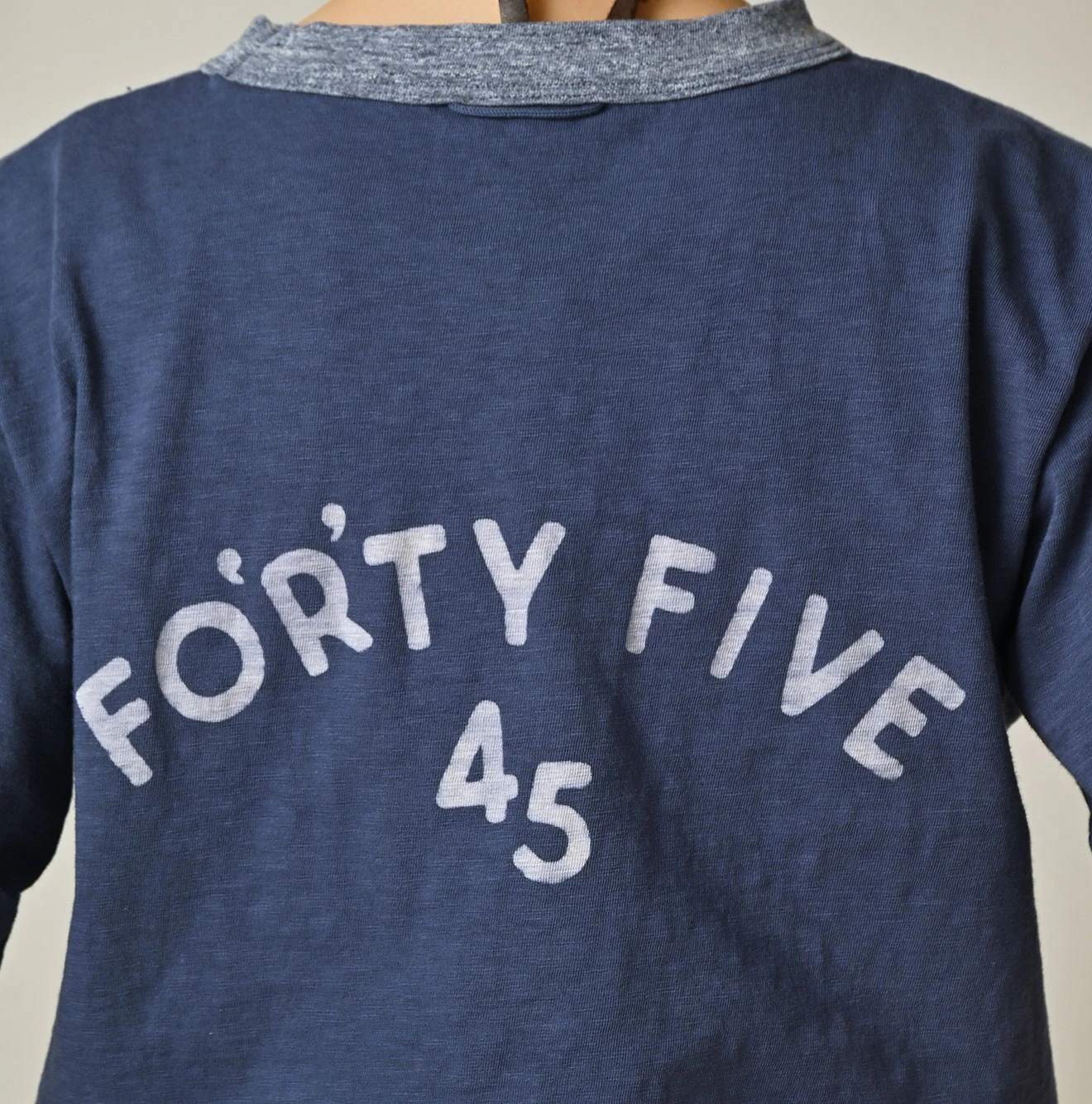 45R(フォーティファイブアール) |クレリックアーチロゴプリントの908Tシャツ