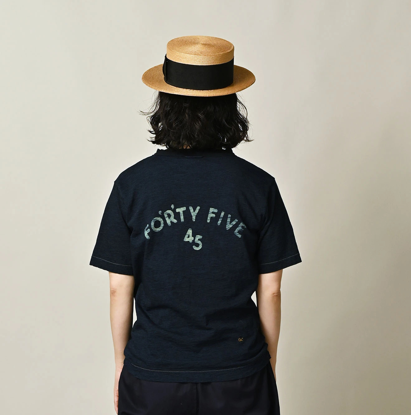 45R(フォーティファイブアール) |クレリックアーチロゴプリントの908Tシャツ（インディゴ）