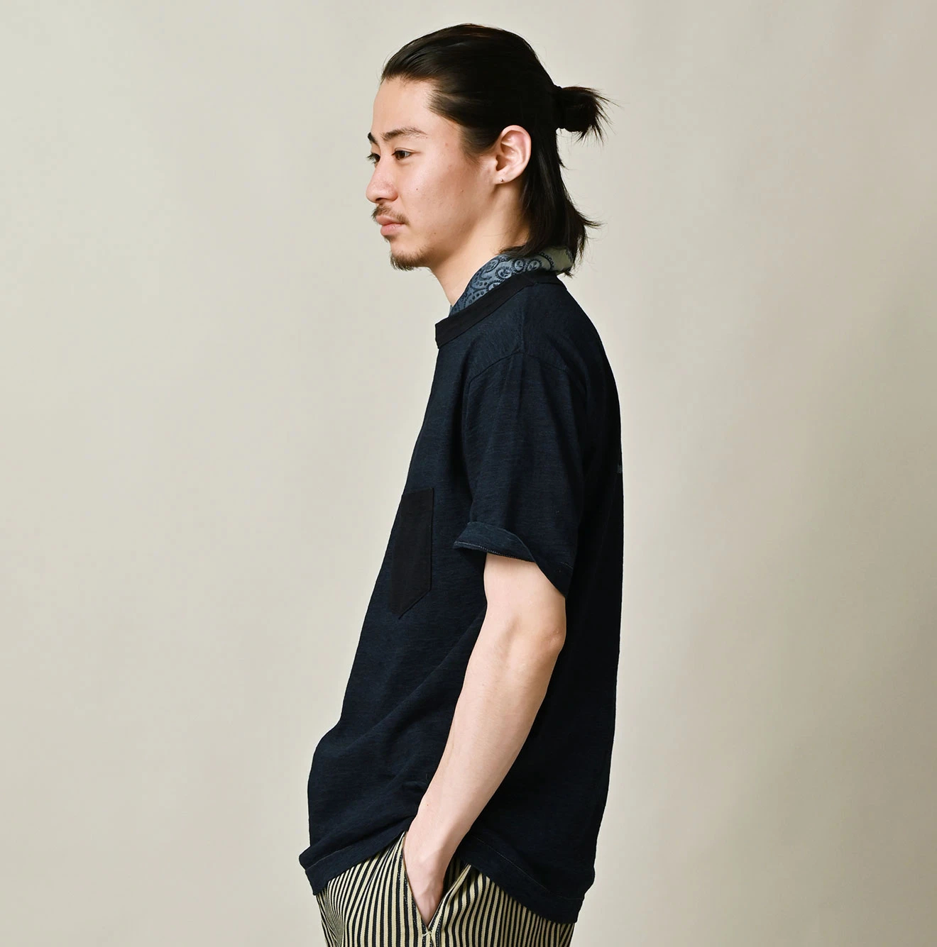 45R(フォーティファイブアール) |クレリックアーチロゴプリントの908Tシャツ（インディゴ）