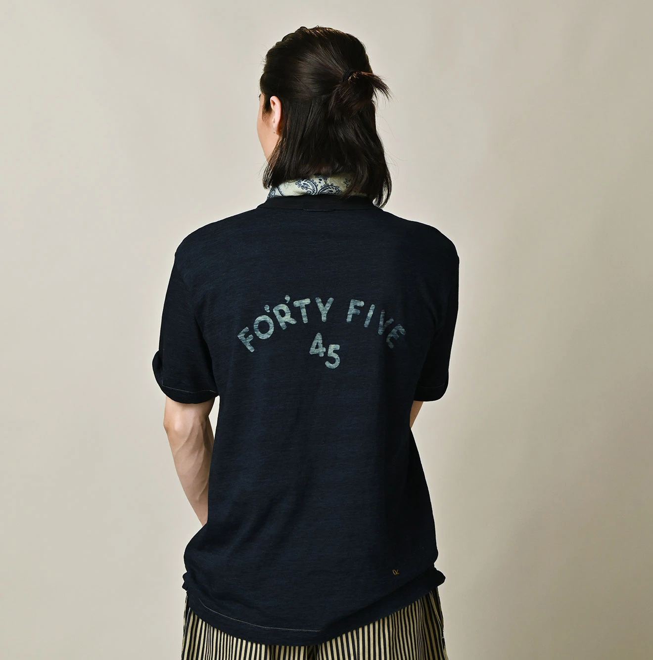 45R(フォーティファイブアール) |クレリックアーチロゴプリントの908Tシャツ（インディゴ）