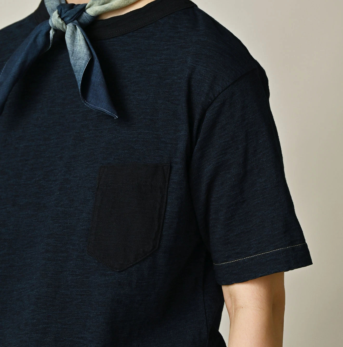 45R(フォーティファイブアール) |クレリックアーチロゴプリントの908Tシャツ（インディゴ）