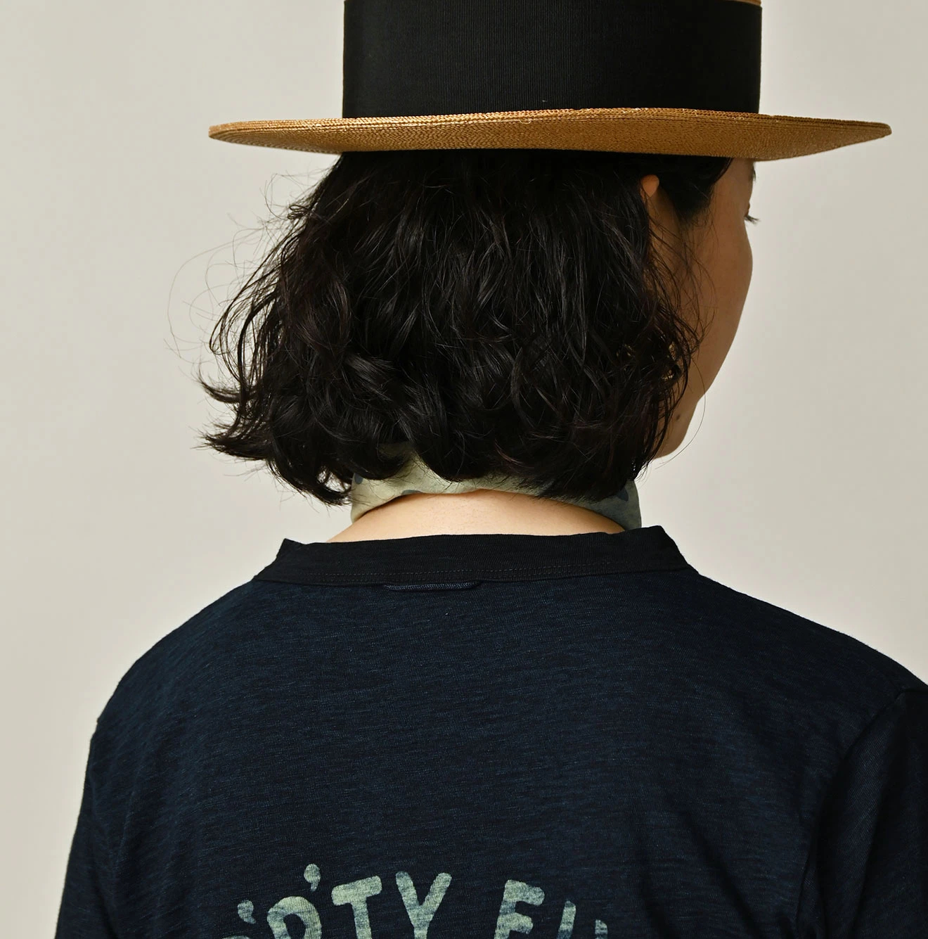 45R(フォーティファイブアール) |クレリックアーチロゴプリントの908Tシャツ（インディゴ）