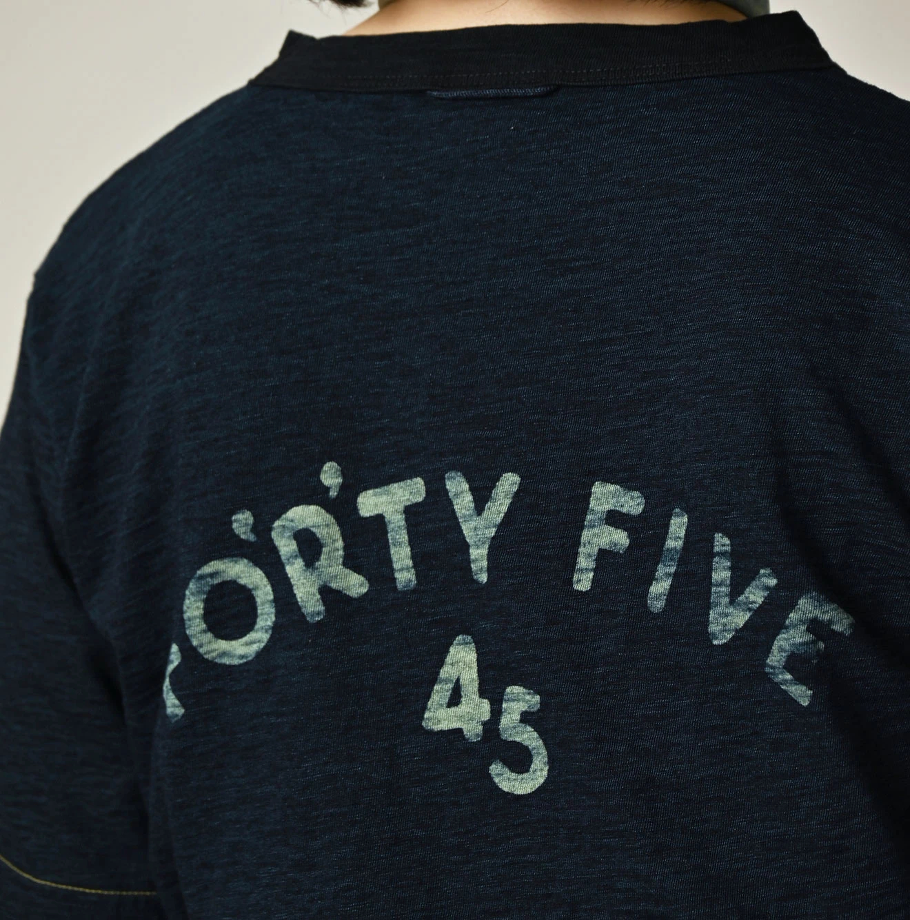 45R(フォーティファイブアール) |クレリックアーチロゴプリントの908Tシャツ（インディゴ）