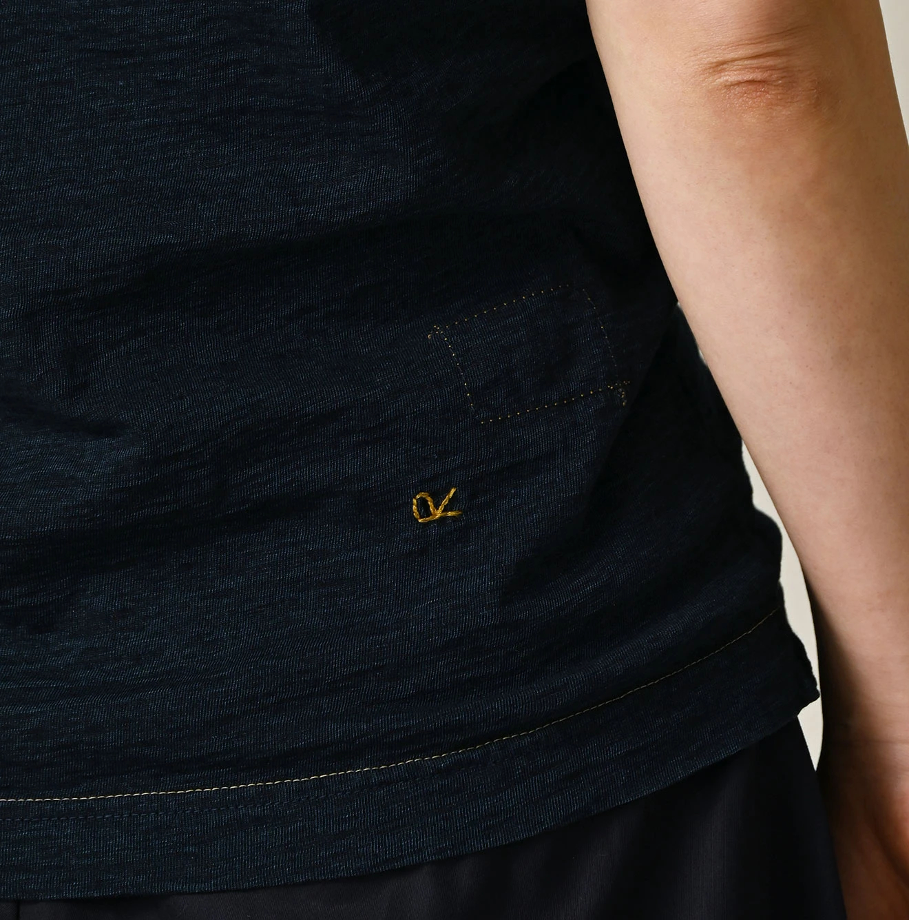 45R(フォーティファイブアール) |クレリックアーチロゴプリントの908Tシャツ（インディゴ）