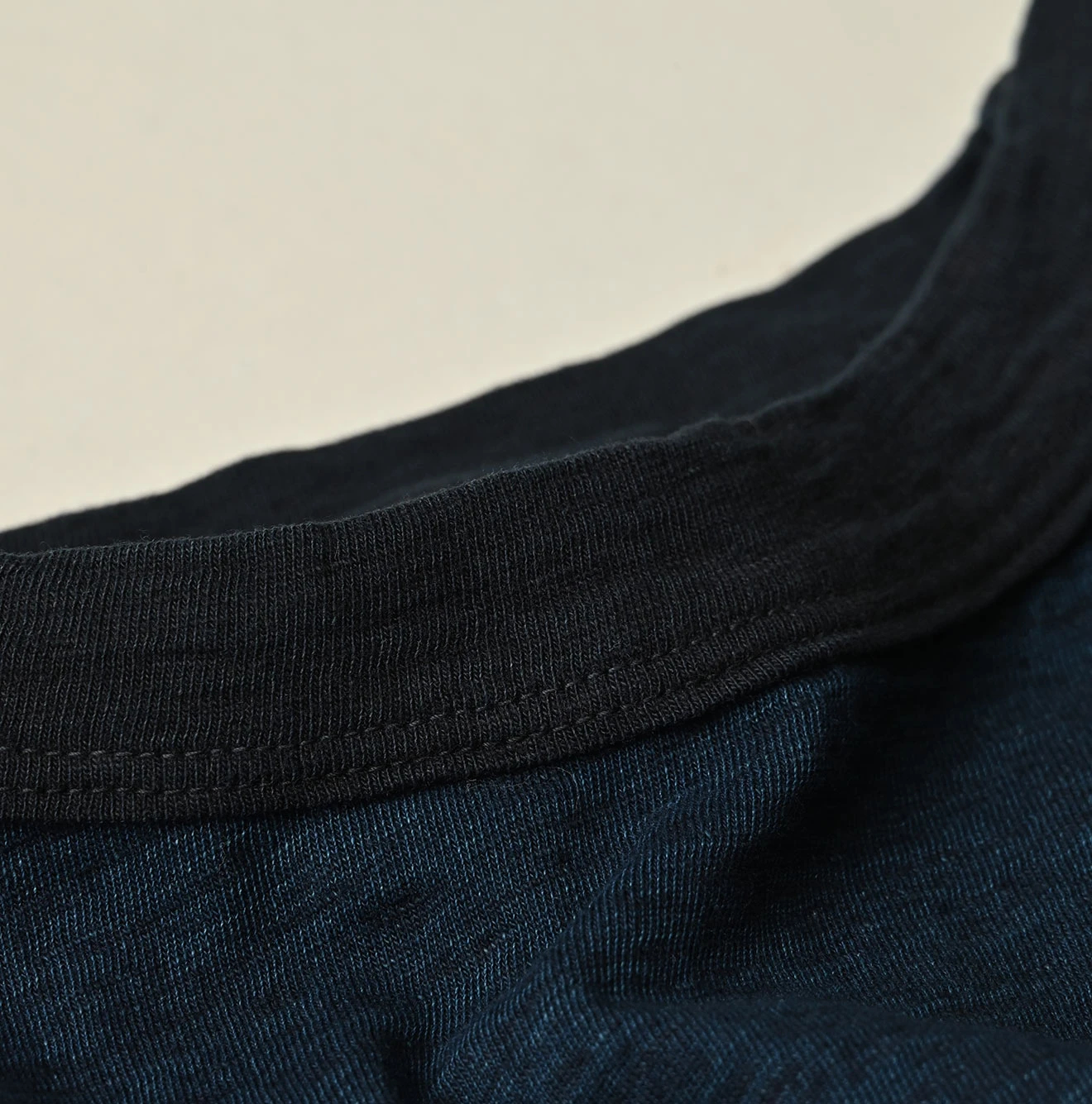 45R(フォーティファイブアール) |クレリックアーチロゴプリントの908Tシャツ（インディゴ）