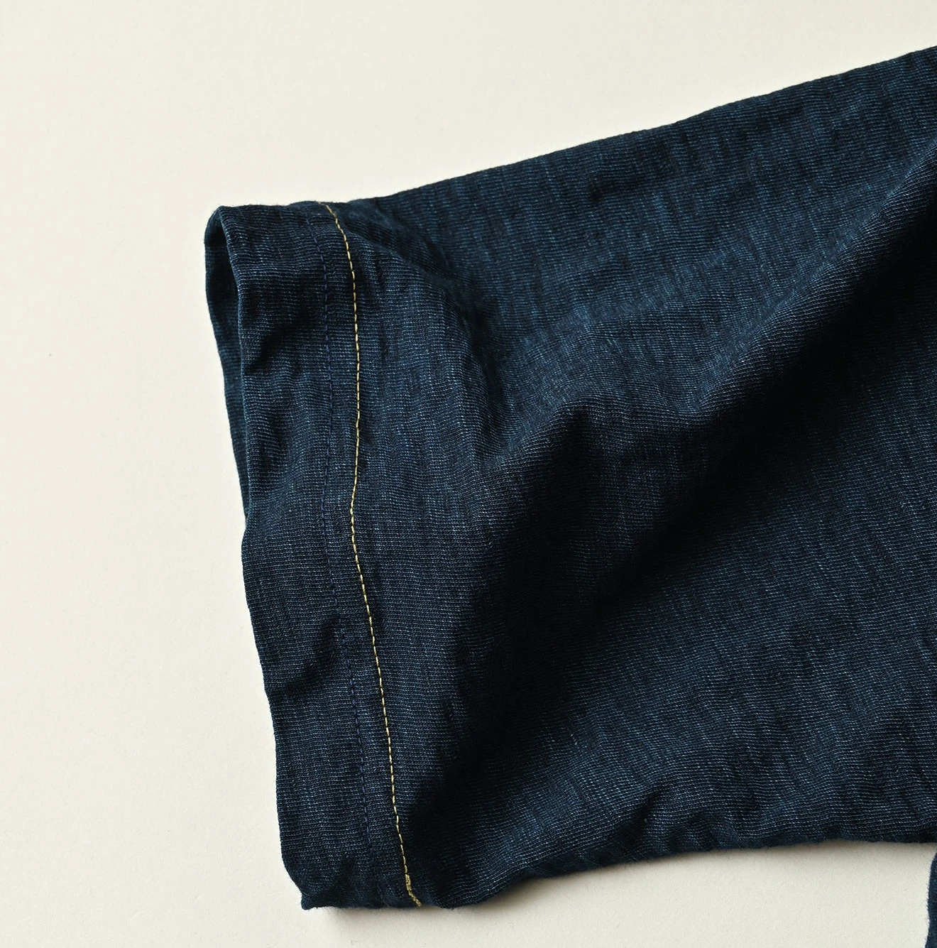 45R(フォーティファイブアール) |クレリックアーチロゴプリントの908Tシャツ（インディゴ）