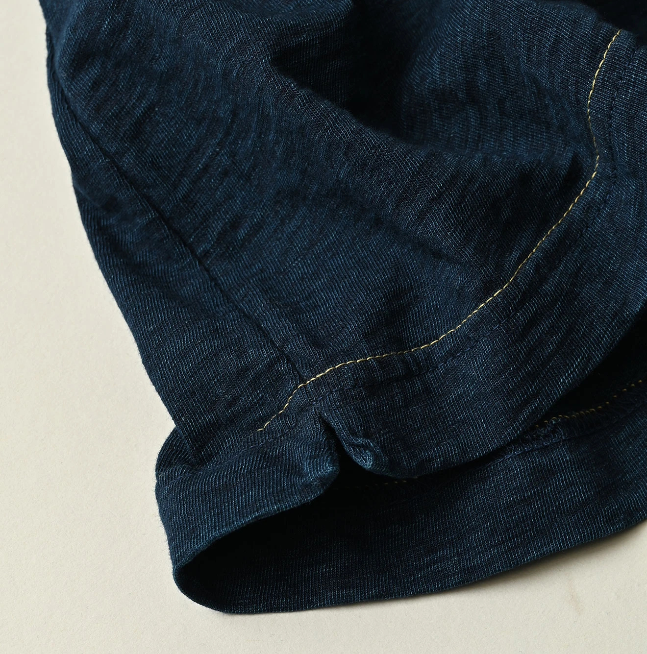 45R(フォーティファイブアール) |クレリックアーチロゴプリントの908Tシャツ（インディゴ）