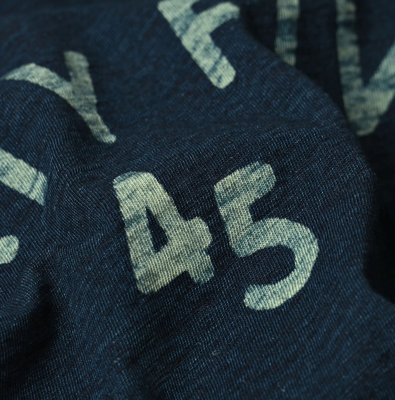 45R(フォーティファイブアール) |クレリックアーチロゴプリントの908Tシャツ（インディゴ）