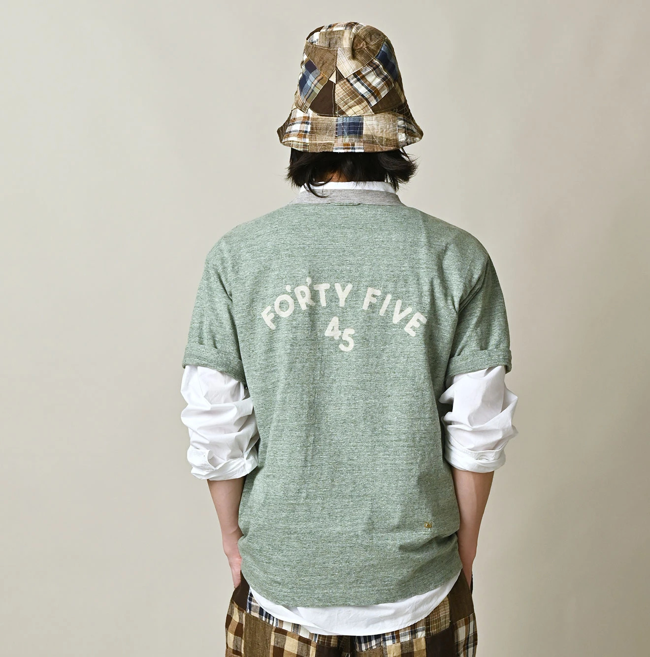 45R(フォーティファイブアール) |クレリックアーチロゴプリントの908Tシャツ（トップ）