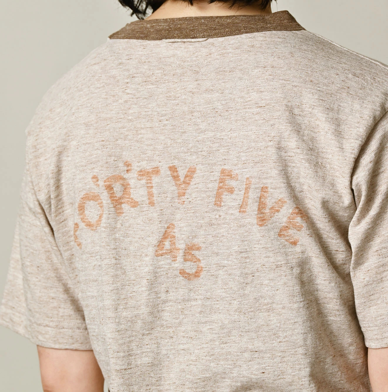 45R(フォーティファイブアール) |クレリックアーチロゴプリントの908Tシャツ（トップ）