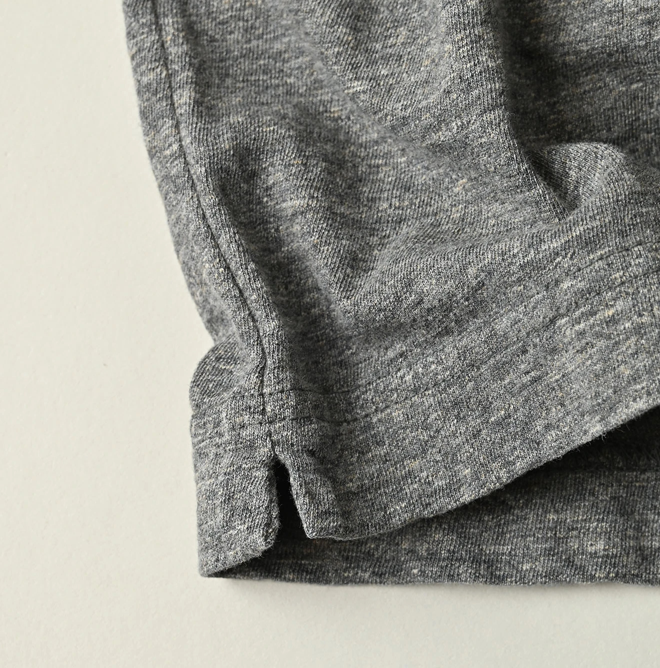 45R(フォーティファイブアール) |クレリックアーチロゴプリントの908Tシャツ（トップ）