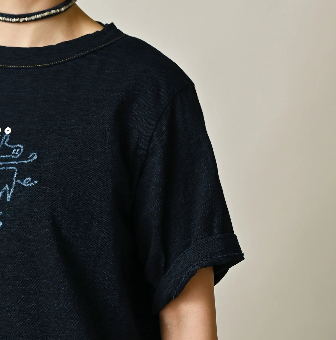 45R（フォーティファイブアール）| ナスッピー刺繍の908Tシャツ