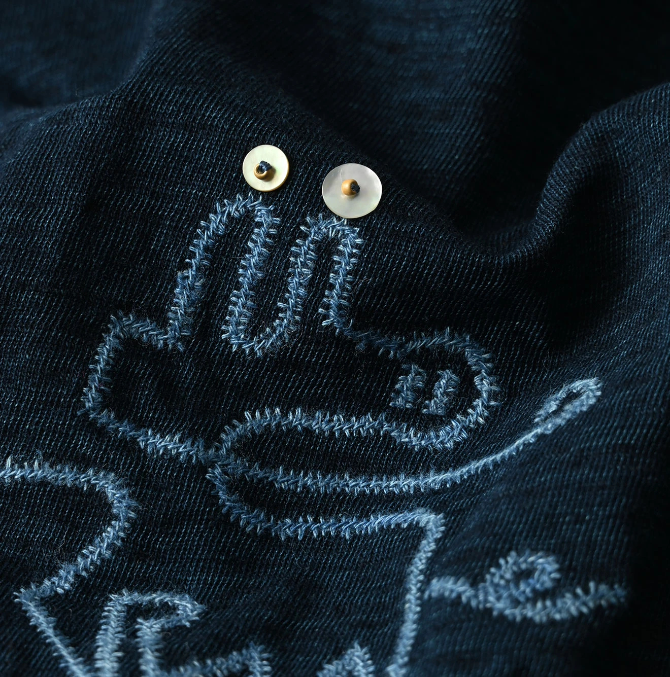 45R（フォーティファイブアール）| ナスッピー刺繍の908Tシャツ