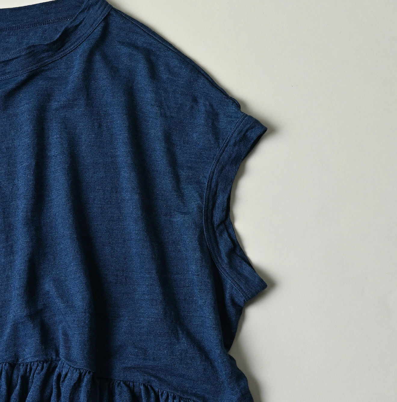 45R(フォーティファイブアール) |ONEONE 宝物のリネン天竺ギャザーMキャミ（インディゴ）