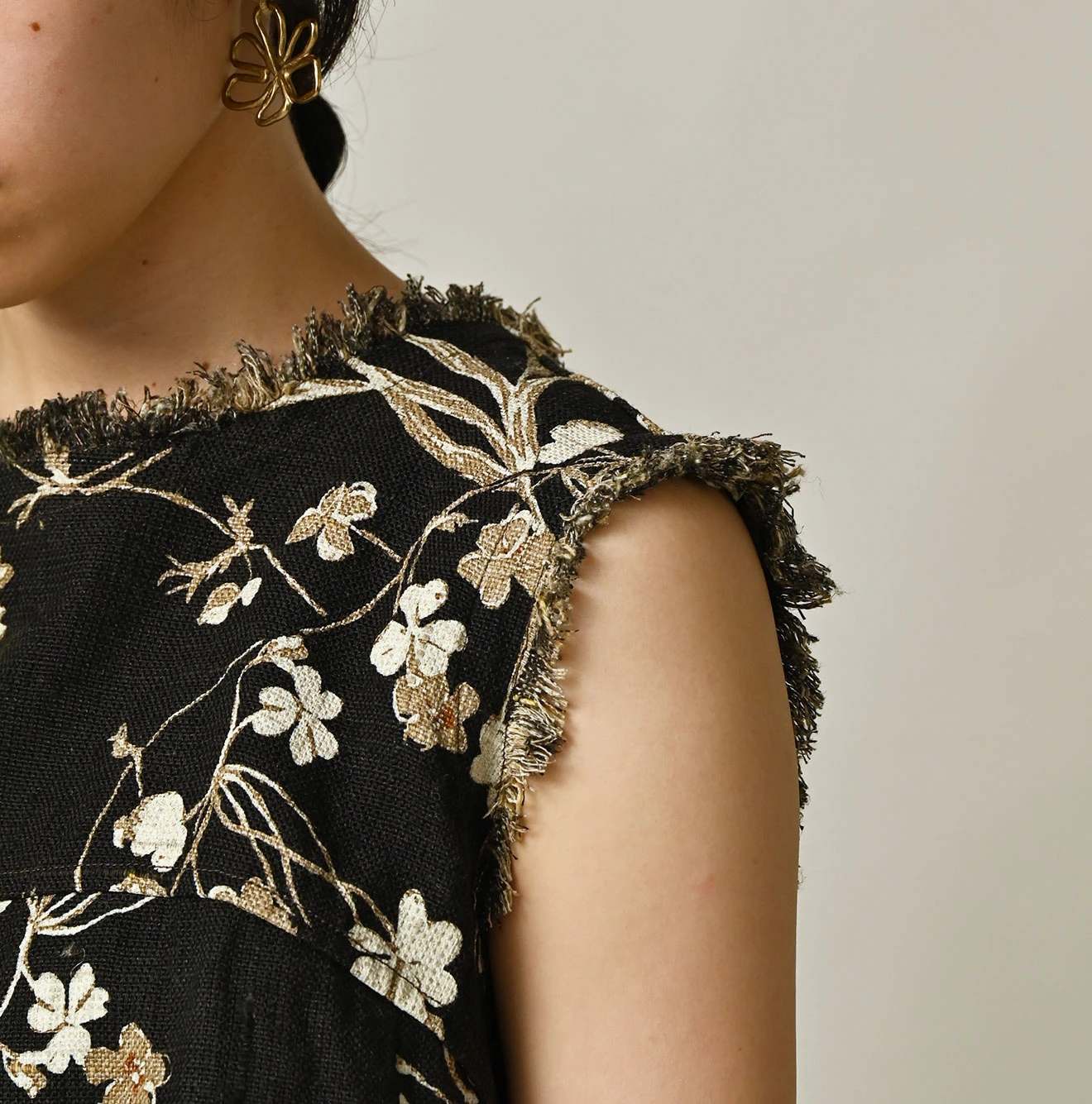 45R(フォーティファイブアール) |ギマゴザダックリンネルプリントのノースリーブトップ