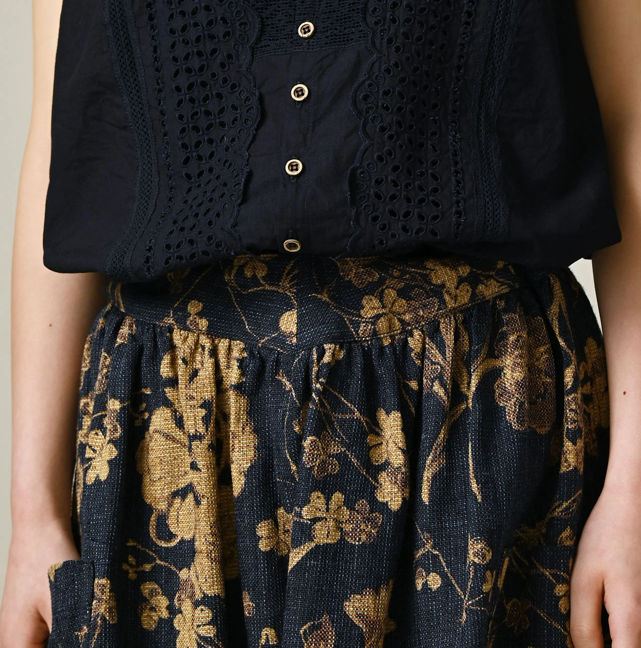 45R(フォーティファイブアール) |ギマゴザダックリンネルプリントのイージーエプロンスカート（インディゴ）