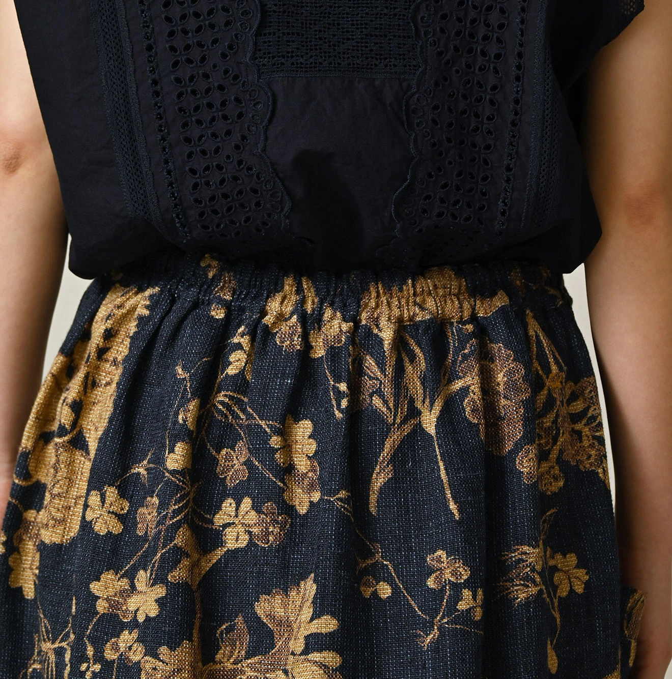 45R(フォーティファイブアール) |ギマゴザダックリンネルプリントのイージーエプロンスカート（インディゴ）