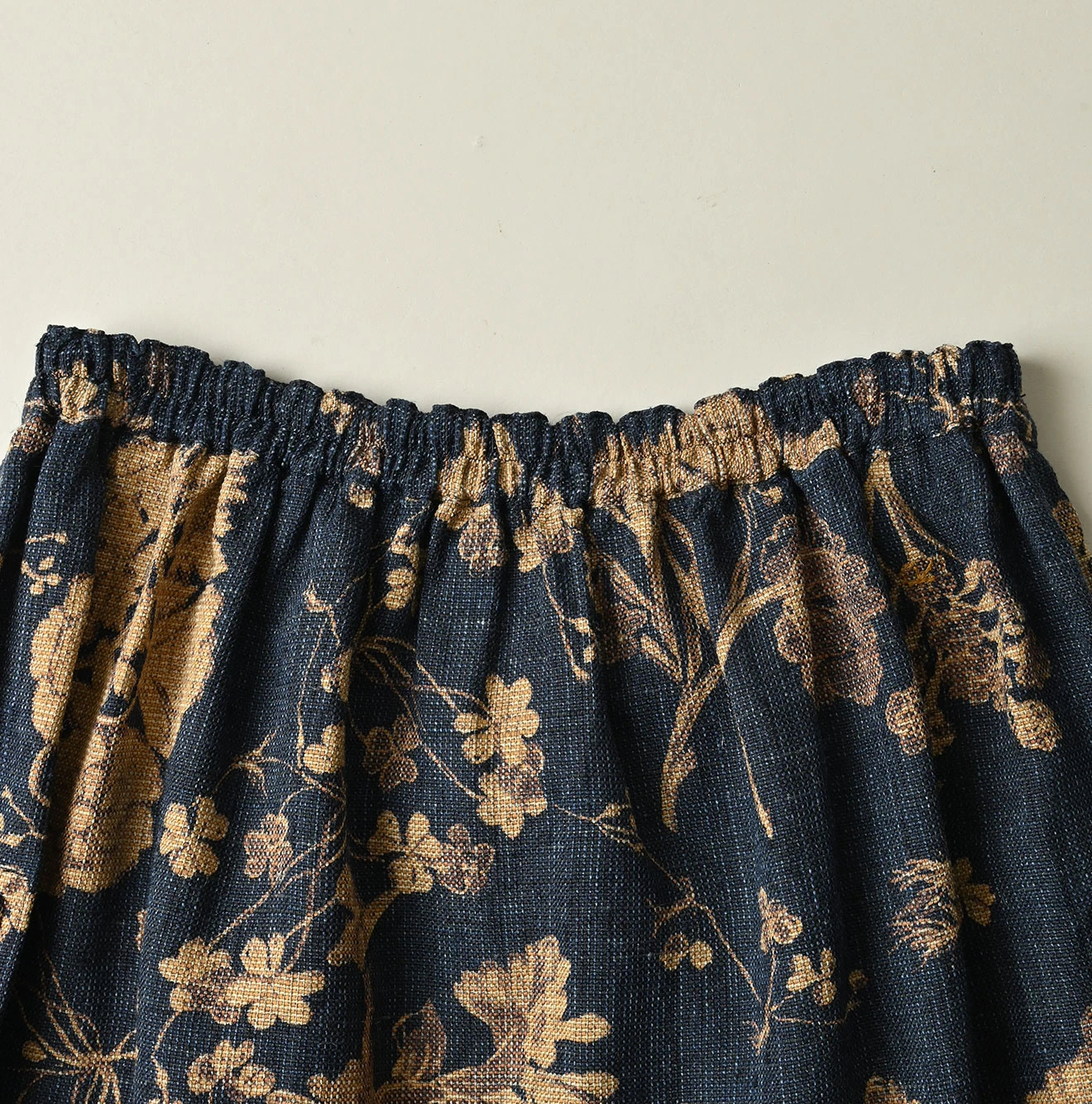 45R(フォーティファイブアール) |ギマゴザダックリンネルプリントのイージーエプロンスカート（インディゴ）