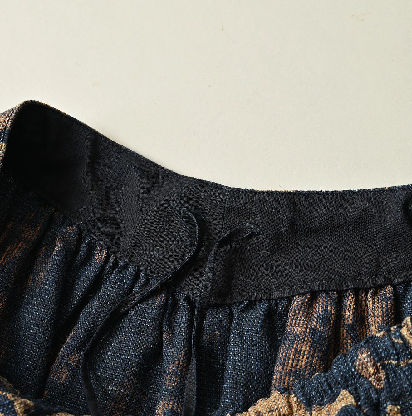 45R(フォーティファイブアール) |ギマゴザダックリンネルプリントのイージーエプロンスカート（インディゴ）