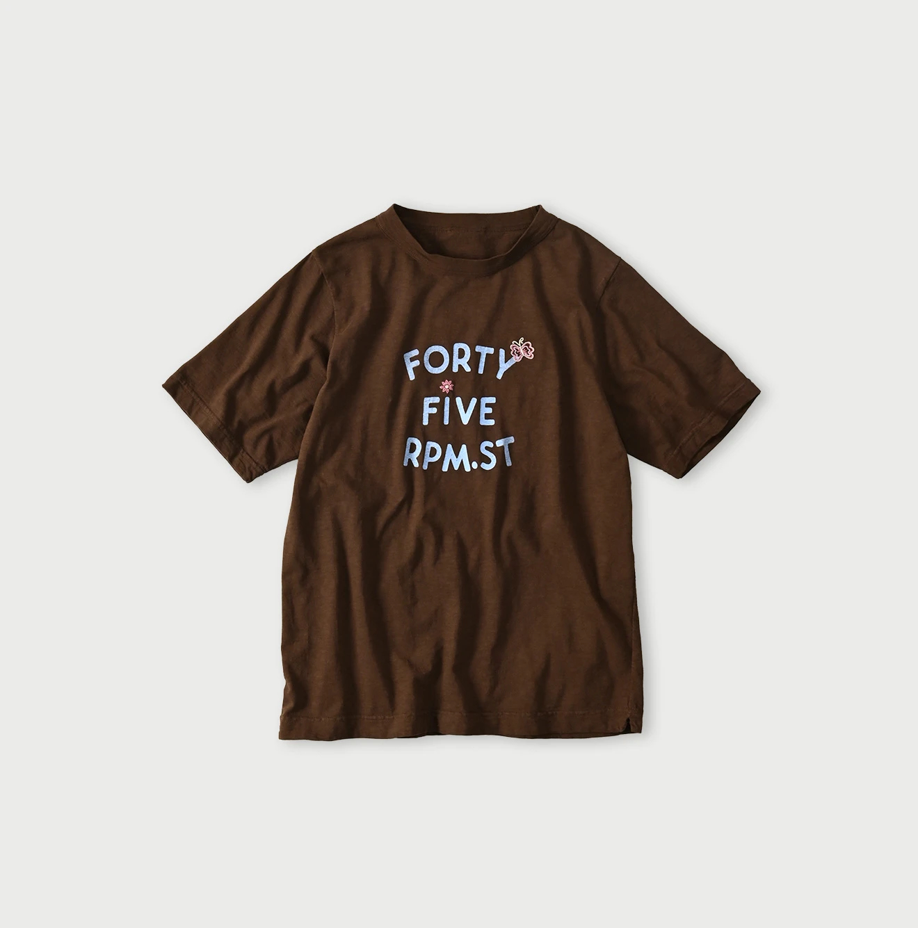 45R(フォーティファイブアール) |アゲハ刺繍ロゴプリントの908Tシャツ