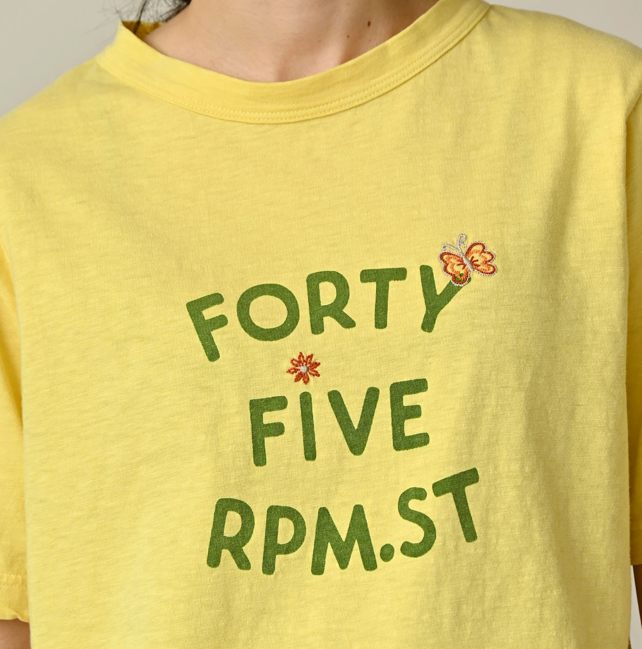 45R(フォーティファイブアール) |アゲハ刺繍ロゴプリントの908Tシャツ